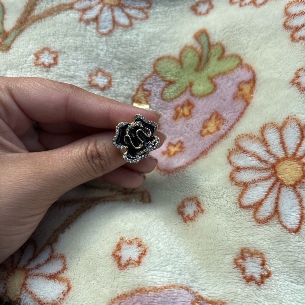 Elegant Black and Silver Women's Ring